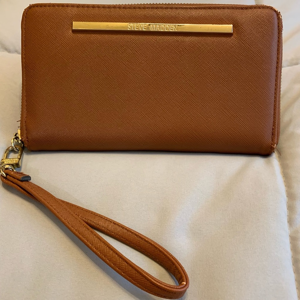 Steve Madden wristlet